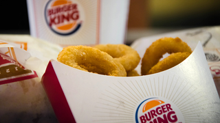 Dos niñas logran que Burger King deje de regalar juguetes de plástico con sus menús infantiles